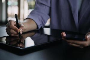 collègues asiatiques homme et femme discutant et travaillant avec un ordinateur portable sur le bureau au bureau photo