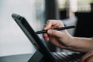 collègues asiatiques homme et femme discutant et travaillant avec un ordinateur portable sur le bureau au bureau photo