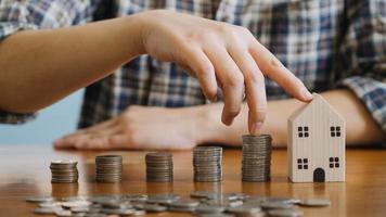 homme d'affaires détenant des pièces de monnaie mettant dans du verre avec une calculatrice pour calculer le concept d'économie d'argent pour la comptabilité financière, les affaires, la finance, l'investissement, la planification financière. photo