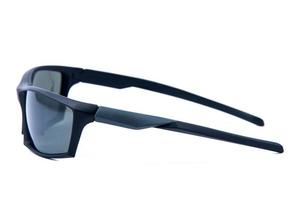 lunettes de soleil de mode montures noires sur fond blanc. photo