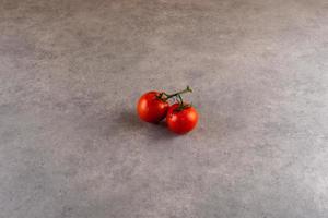 le fruit populaire de l'Amérique. tomates sur le fond de ciment. photo