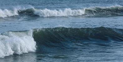 grandes belles vagues dans l'océan pacifique sur la péninsule du kamtchatka photo