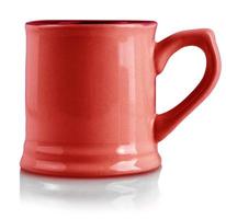 Close up mug vide rouge isolé sur fond blanc photo