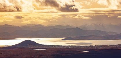 vue du soir depuis la colline de la ville de petropavlovsk-kamchatsky - russie photo