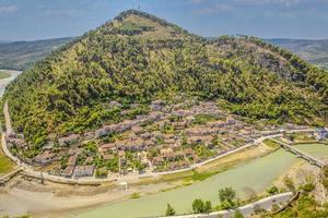 panorama de la ville historique de berat en albanie. vue de dessus du château photo