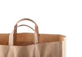 sac en papier brun sur fond blanc. concept de rejet des sacs en plastique. fermer photo