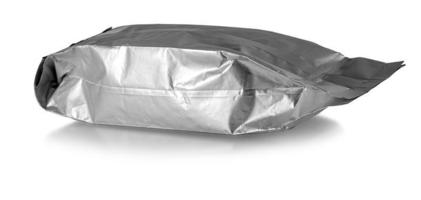 Close up d'un sac en aluminium sur fond blanc avec clipping path photo