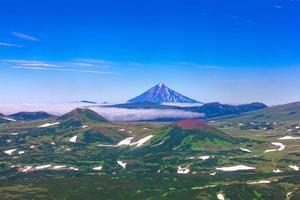 vue panoramique sur la vallée au pied du volcan mutnovsky, kamchatka, russie photo