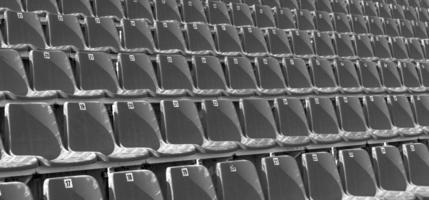 chaises en plastique bleu pliées sur une tribune provisoire. photo