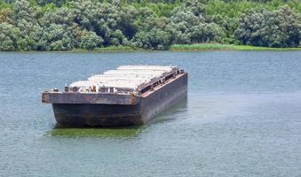 barge transporte des marchandises sur le fleuve. mise au point sélective photo