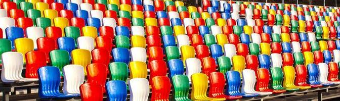 rangées de sièges en plastique colorés au stade photo