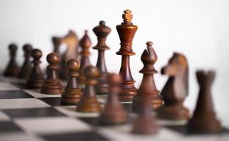 pièces d'échecs sur un échiquier. le concept de jouer et de gagner un tournoi d'échecs photo