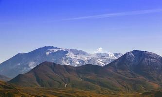 vue sur le volcan mutnovsky sur la péninsule du kamtchatka photo