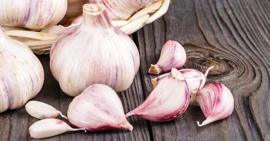 gousses d'ail et bulbe d'ail sur une vieille table en bois photo