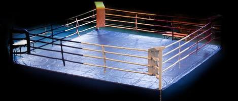 ring de boxe professionnel moderne illuminé au milieu photo