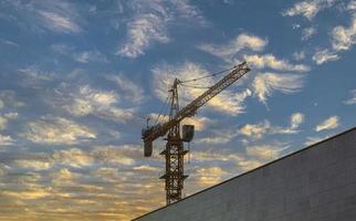 grue dans la ville dans le contexte d'un beau ciel avec des nuages photo