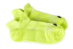 Nouvelles chaussettes de sport vertes isolées sur fond blanc photo