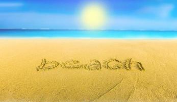 le sable jaune sur la plage mer bleue et la plage d'inscription photo