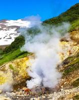 vallée de geyser en miniature près du volcan mutnovsky dans la péninsule du kamtchatka, russie photo