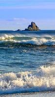 les vagues de l'océan pacifique sur la péninsule du kamtchatka photo