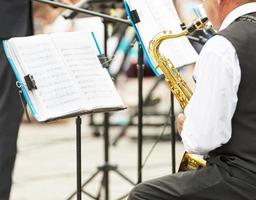 gros plan de musiciens jouant en vêtements d'extérieur dans la rue photo