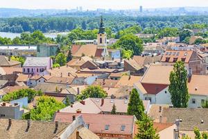 vue panoramique de zemun, avec clocher de l'église à belgrade, serbie photo