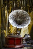 vieux gramophone rétro avec haut-parleur à corne pour jouer de la musique photo