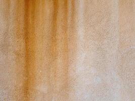 abstrait grunge texturé. mur de béton rugueux beige avec des taches rouillées photo