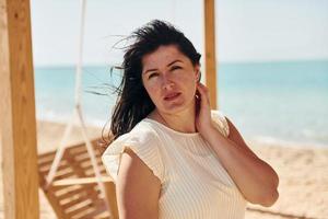 femme posant sur la plage photo