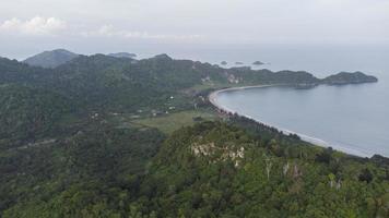 vue aérienne des collines, de la forêt tropicale et de la plage de lhok paroy photo