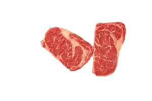 deux steaks de boeuf à lame supérieure crus isolés sur fond blanc. grosse pièce entière de viande crue marbrée, contre-filet sur blanc. vue de dessus, gros plan photo