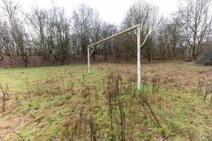 un terrain de football désolé le matin photo