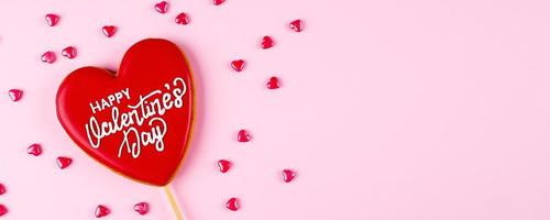 biscuits en forme de coeur pour la saint valentin. mise à plat, vue de dessus, espace de copie. carte de voeux. image de bannière photo