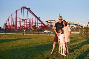 famille au parc d'attractions photo