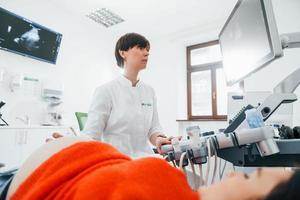 une femme médecin fait une échographie pour une femme enceinte à l'hôpital photo