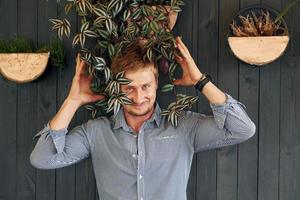 bel homme avec des plantes photo