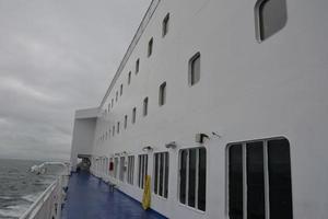 pont de bateau de croisière le soir sur la mer, république d'irlande. photo