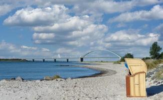 vue sur le pont de fehmarnsund sur fehmarn en mer baltique en allemagne photo