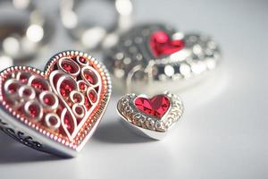 gros plan de bijoux de coeur pour le fond de la saint-valentin avec espace de copie. idées cadeaux pour la saint valentin. photo