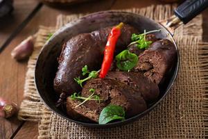 boudin fait maison avec des abats sur le vieux fond en bois dans un style rustique photo