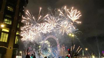 une vue sur les feux d'artifice du nouvel an à londres photo