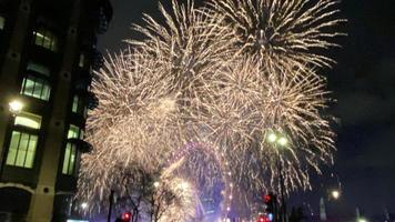 une vue sur les feux d'artifice du nouvel an à londres photo