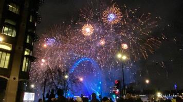 une vue sur les feux d'artifice du nouvel an à londres photo