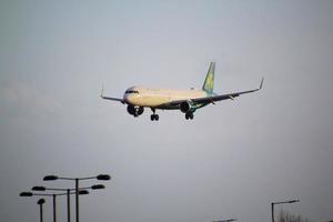 Londres au Royaume-Uni en janvier 2023. Vue d'un avion qui atterrit à l'aéroport d'Heathrow à Londres photo