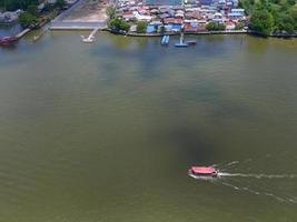 vue aérienne de style thaïlandais une croisière fluviale naviguant sur la rivière chao phraya, bangkok thaïlande photo