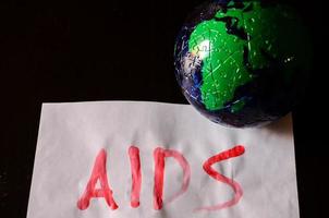 virus du sida écrit sur papier photo