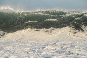 gros plan de vagues fortes photo