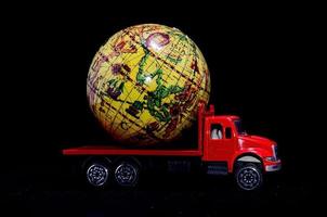 camion miniature transportant un globe photo
