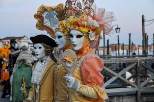 personnes non identifiées portant des masques de carnaval au carnaval de venise à venise, italie, vers février 2022 photo