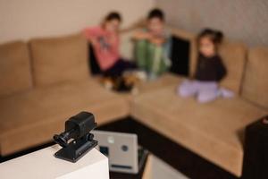 caméra ip de sécurité regardant pour les enfants. photo